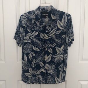 Banana Republic Blue and Cream Hawaiian Shirt